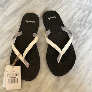 Brand new black and white Sanuk flip-flops